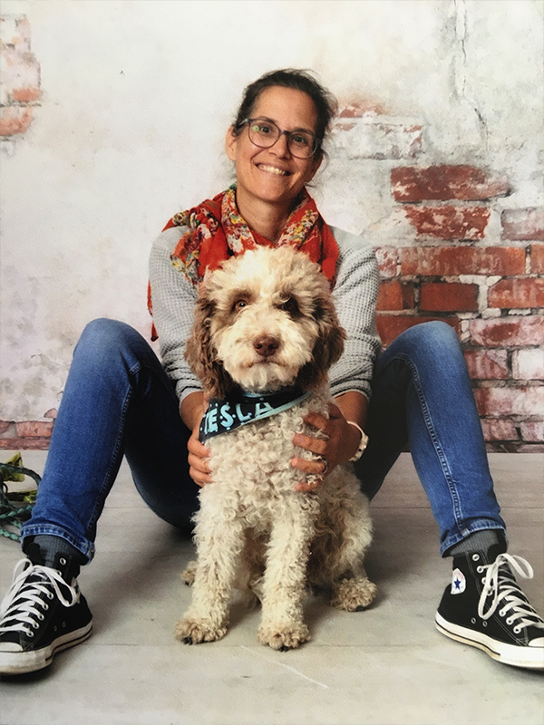 Yvonne Theur-Janisch und Schulhund Tesla